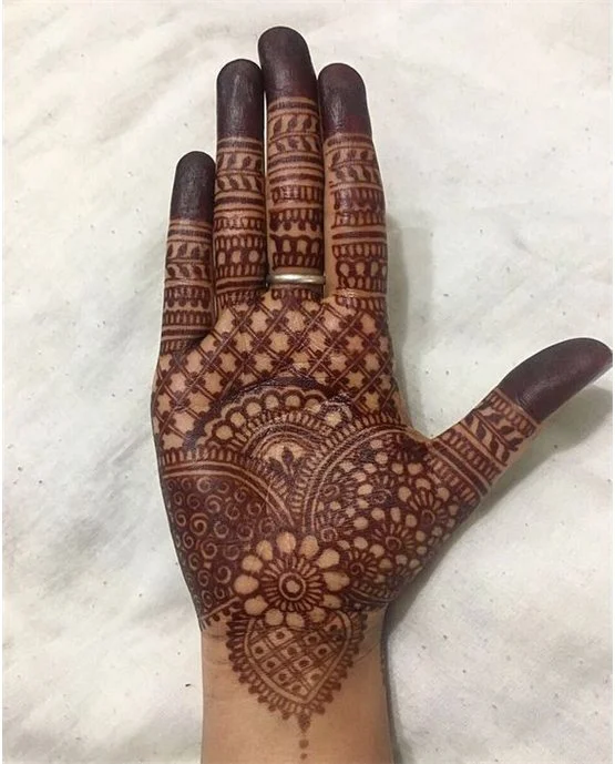 Flowing Contrast Front Hand Mehndi Design Blend